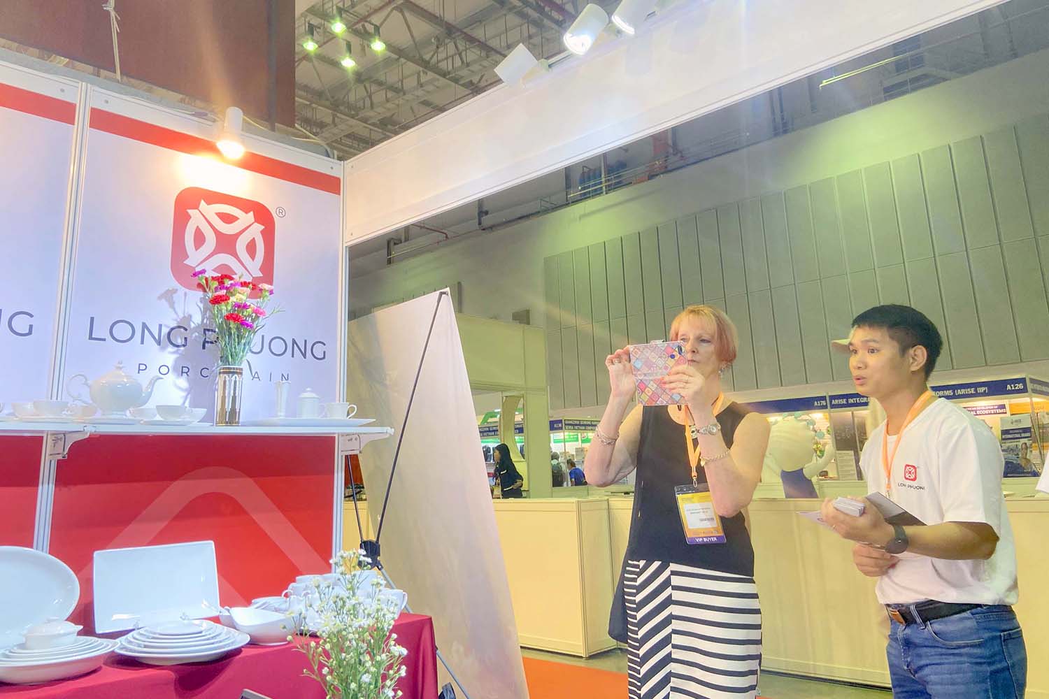 Đối tác nước ngoài ghé thăm Sứ Long Phương tại Global Sourcing Fair Vietnam 2023
