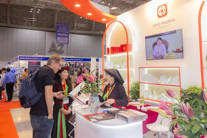 khách hàng quốc tế trao đổi về sản phẩm tại gian hàng