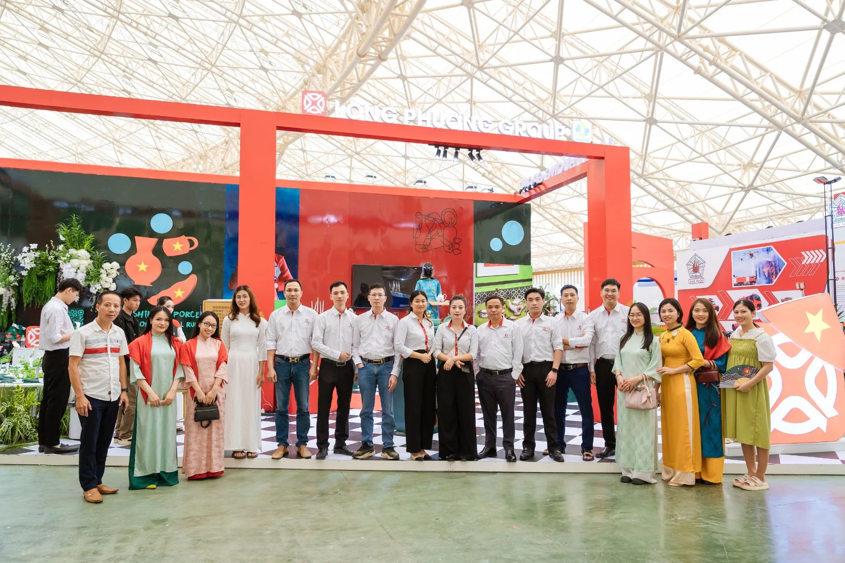 Gian hàng sứ Long Phương tại địa chỉ H4-018.3