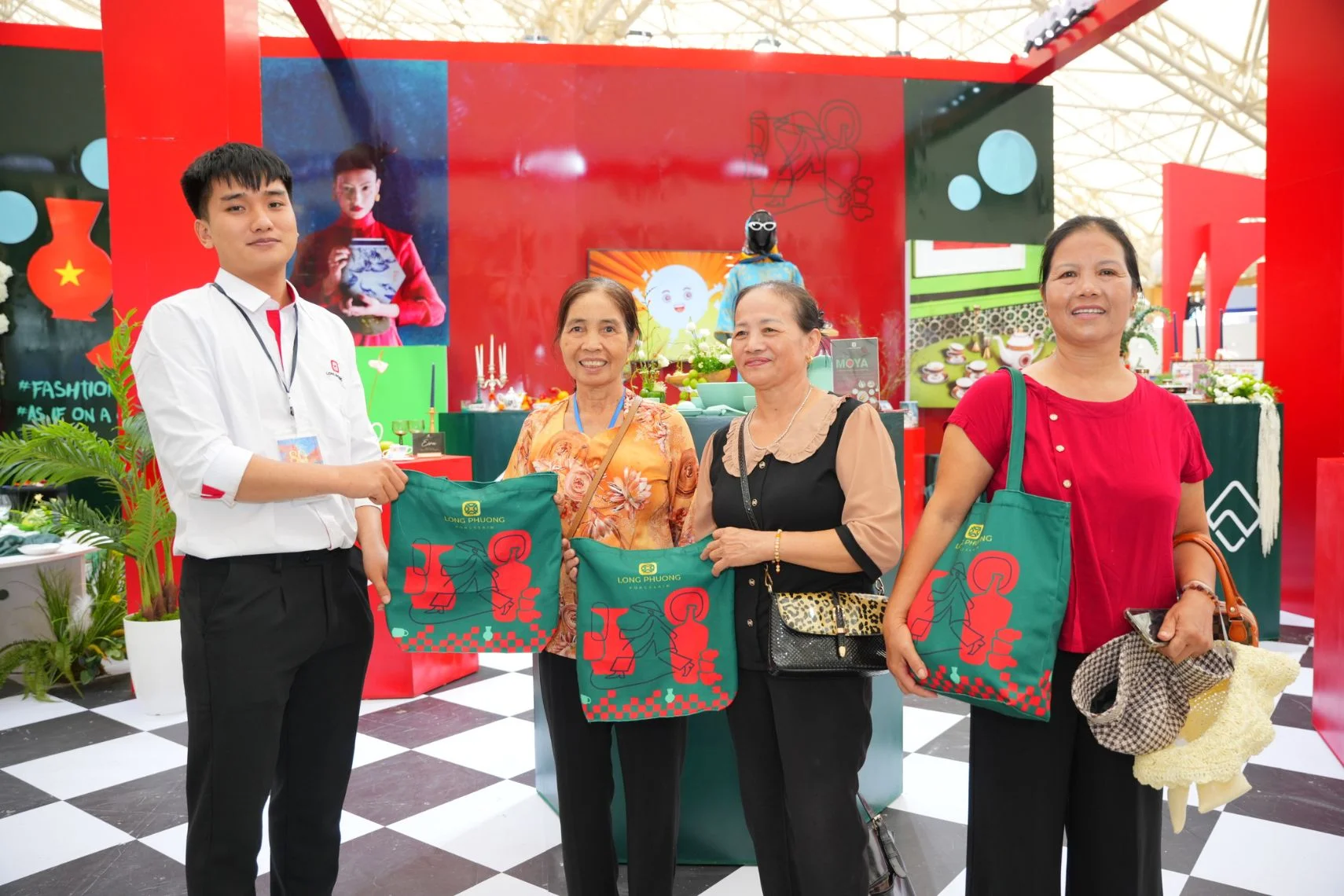 Khách tham quan trải nghiệm sản phẩm và nhận quà tại gian hàng Sứ Long Phương