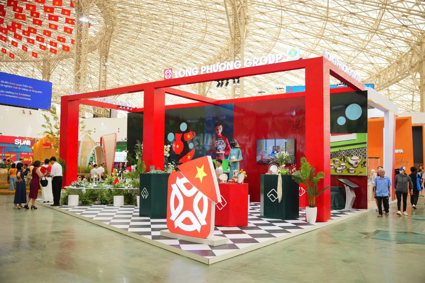 Sứ Long Phương tại triển lãm Quốc gia A80