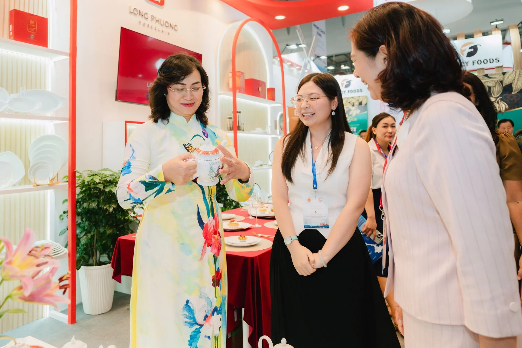 Đội ngũ Long Phương trực tiếp giới thiệu sản phẩm và công nghệ sản xuất tiên tiến