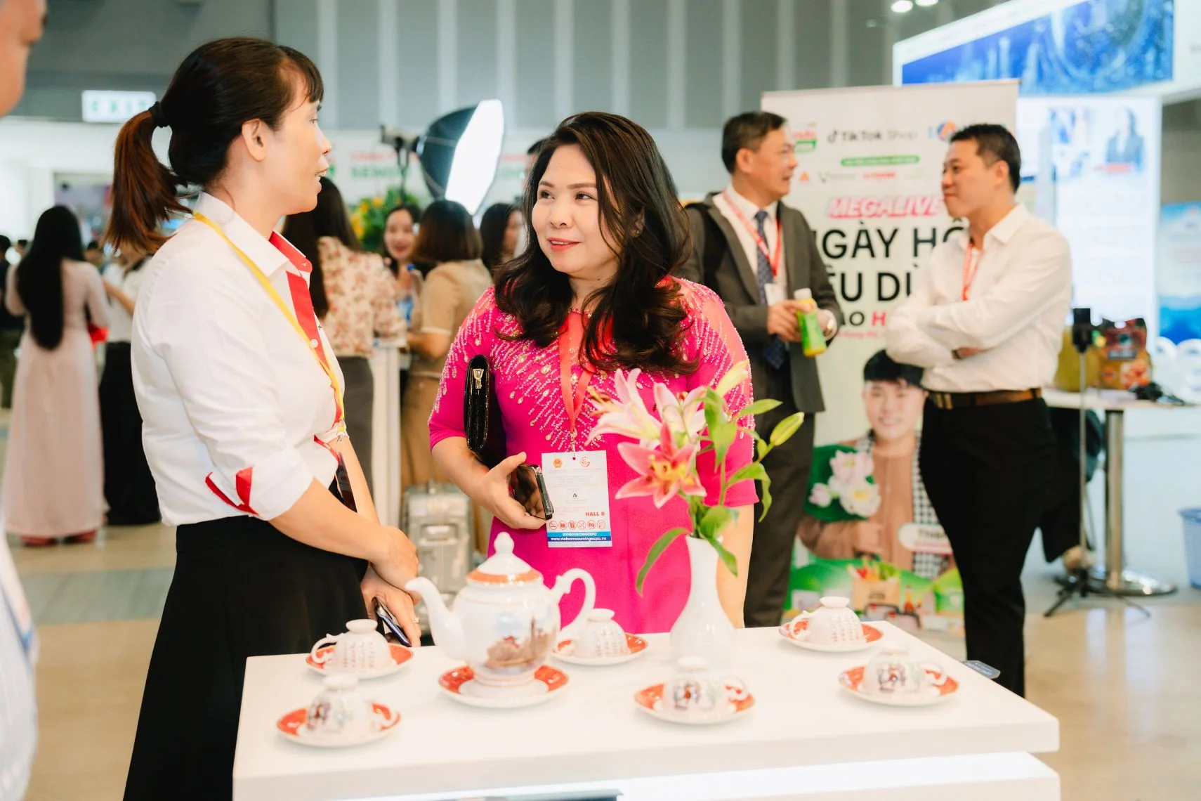 Gian hàng Long Phương trở thành điểm kết nối, trao đổi hợp tác kinh doanh với nhiều đối tác quốc tế