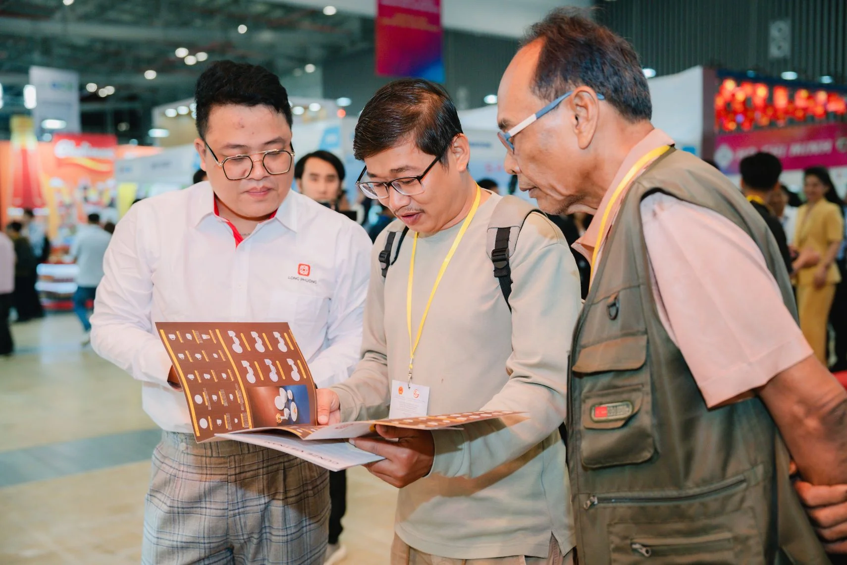 Khách hàng trải nghiệm sản phẩm sứ Long Phương tại SECC 2025