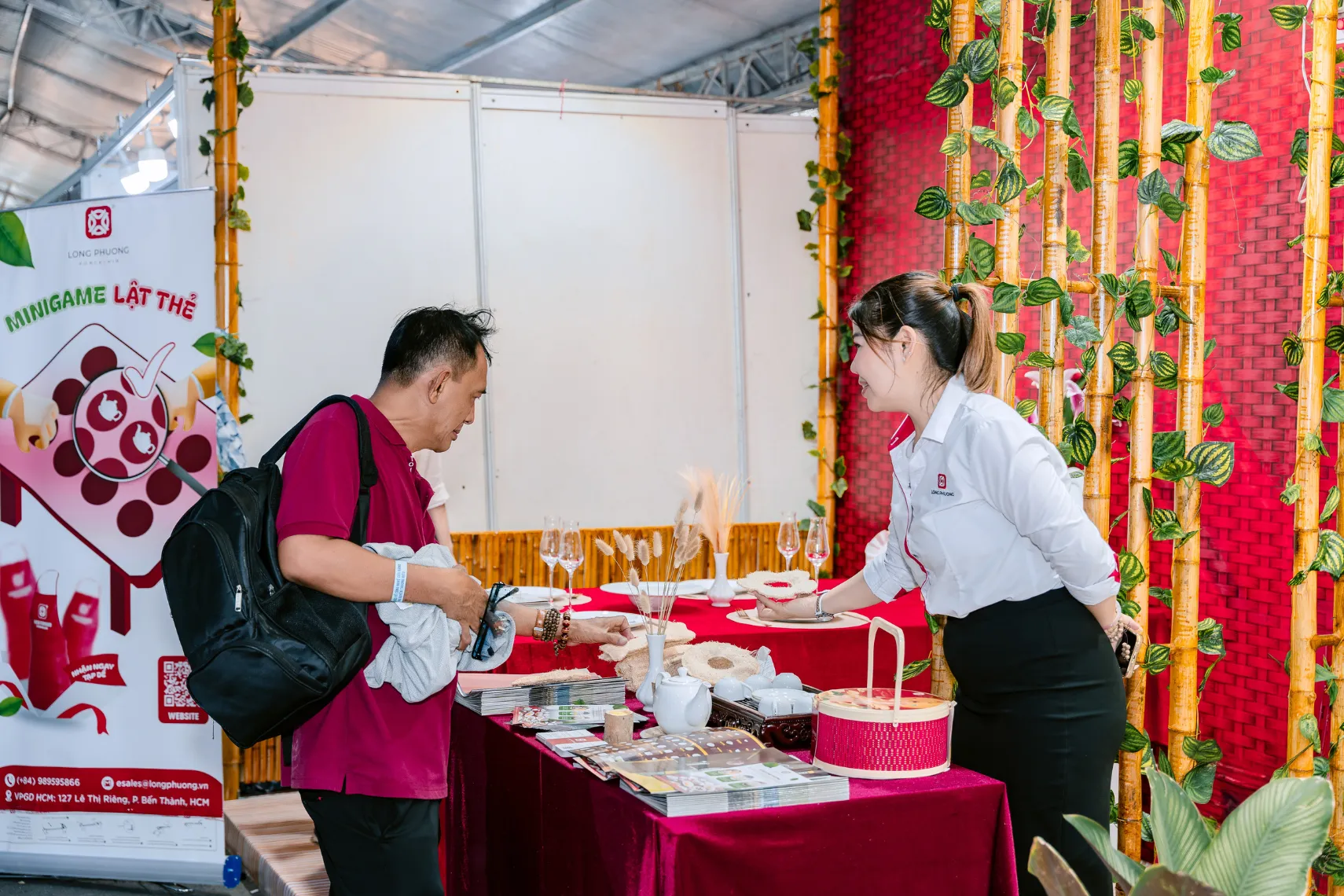 Nhân viên Long Phương tận tâm giới thiệu từng dòng sản phẩm