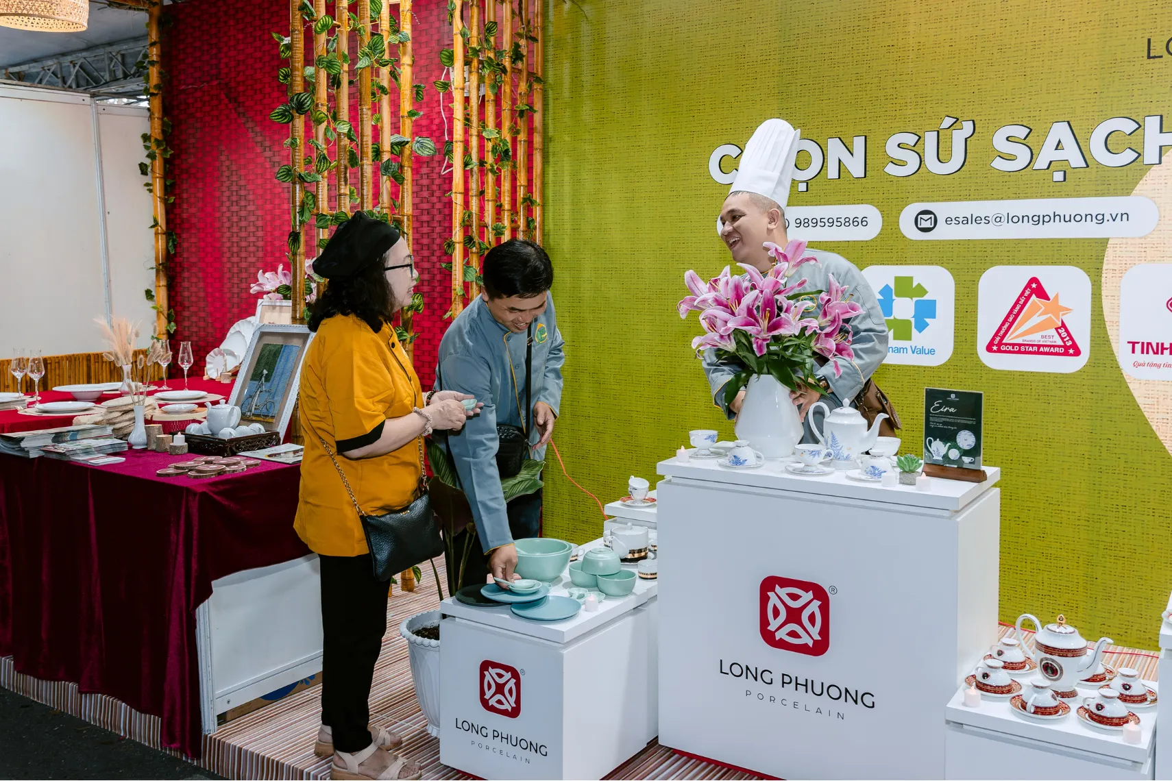 Khách trải nghiệm sản phẩm sứ sạch, tinh tế của Long Phương