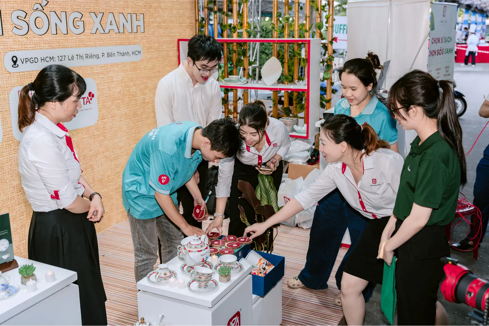 Không khí sôi nổi tại gian hàng "Chọn sống sạch - Chọn sống xanh" của Long Phương