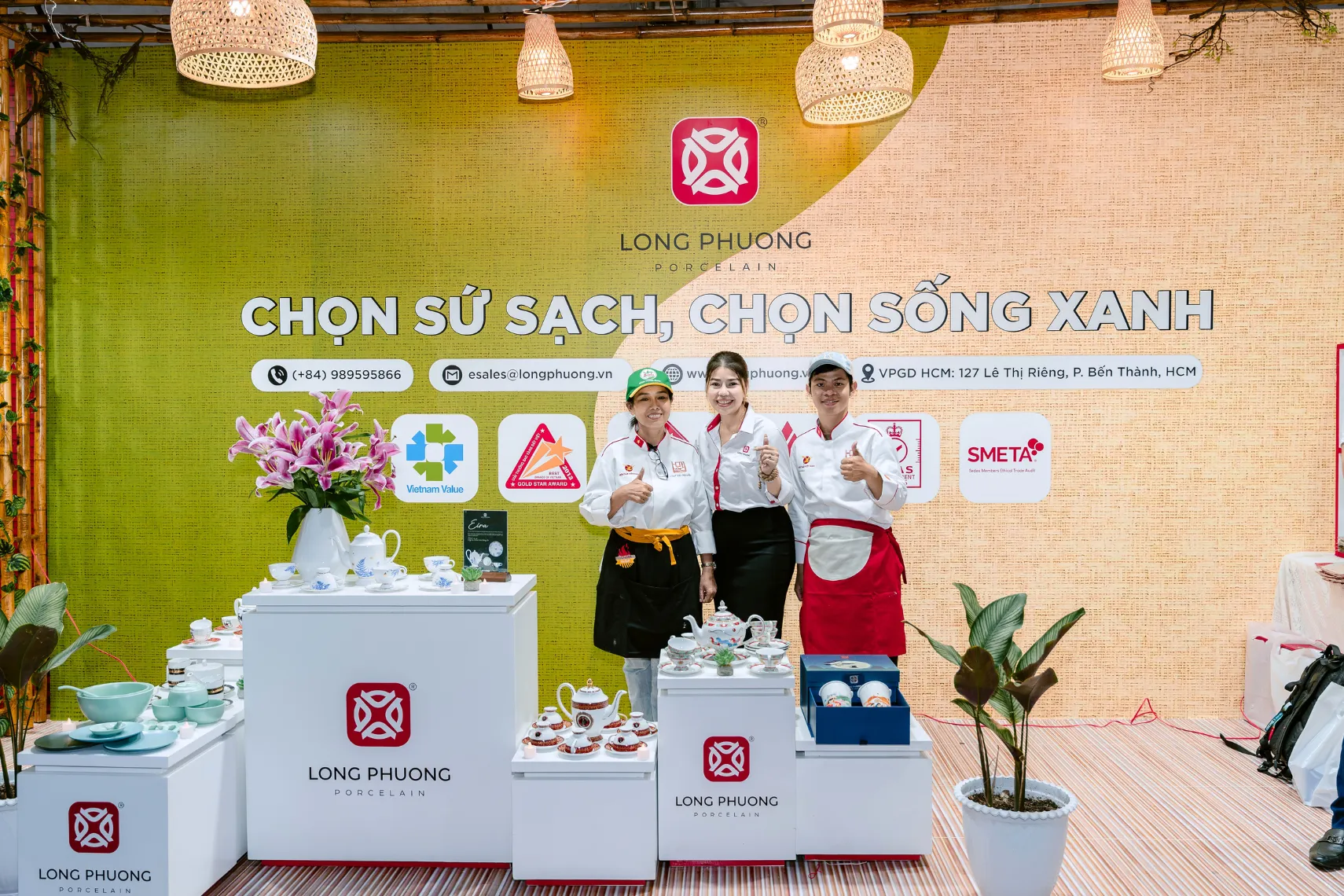 Khách tham quan hào hứng check-in cùng gian hàng của Long Phương