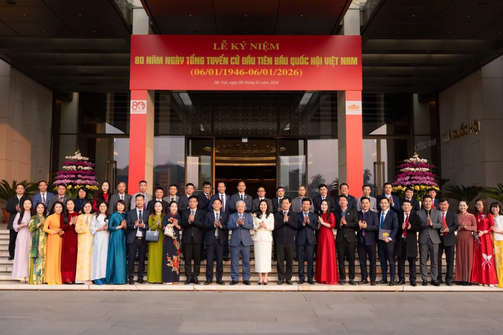 Phó Chủ tịch Thường trực Quốc hội Đỗ Văn Chiến chụp ảnh lưu niệm cùng các đại biểu