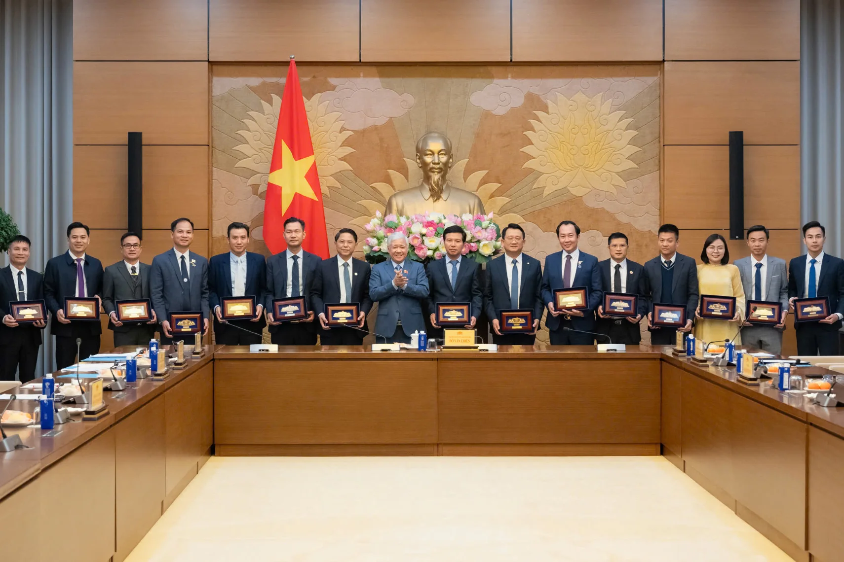 Phó Chủ tịch Thường trực Quốc hội Đỗ Văn Chiến tặng quà lưu niệm các đại biểu