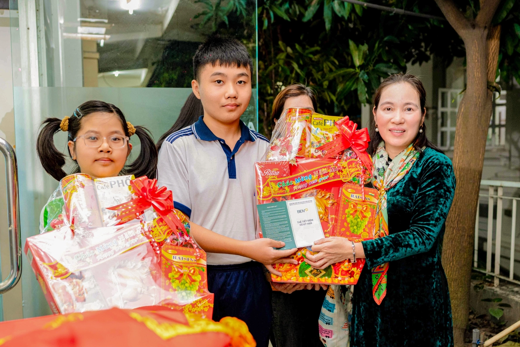 The children's joy upon receiving Tet gifts from the organizers.
